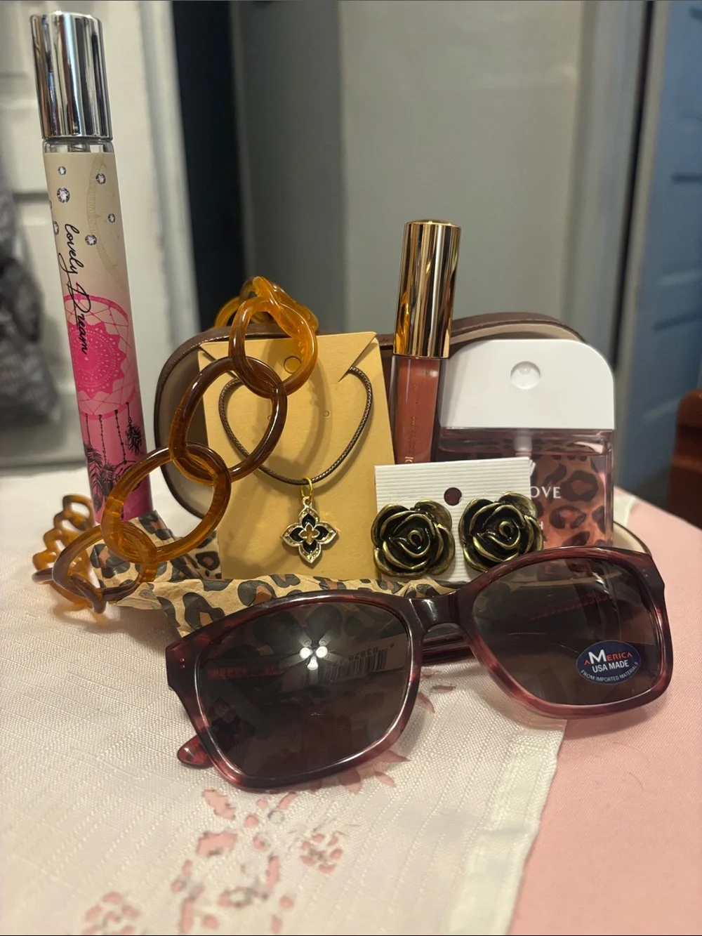 Sisters by Longaberger bag/Charm, Sunnies, lippy, Jewelry,Perfume & headband - Picture 15 of 16